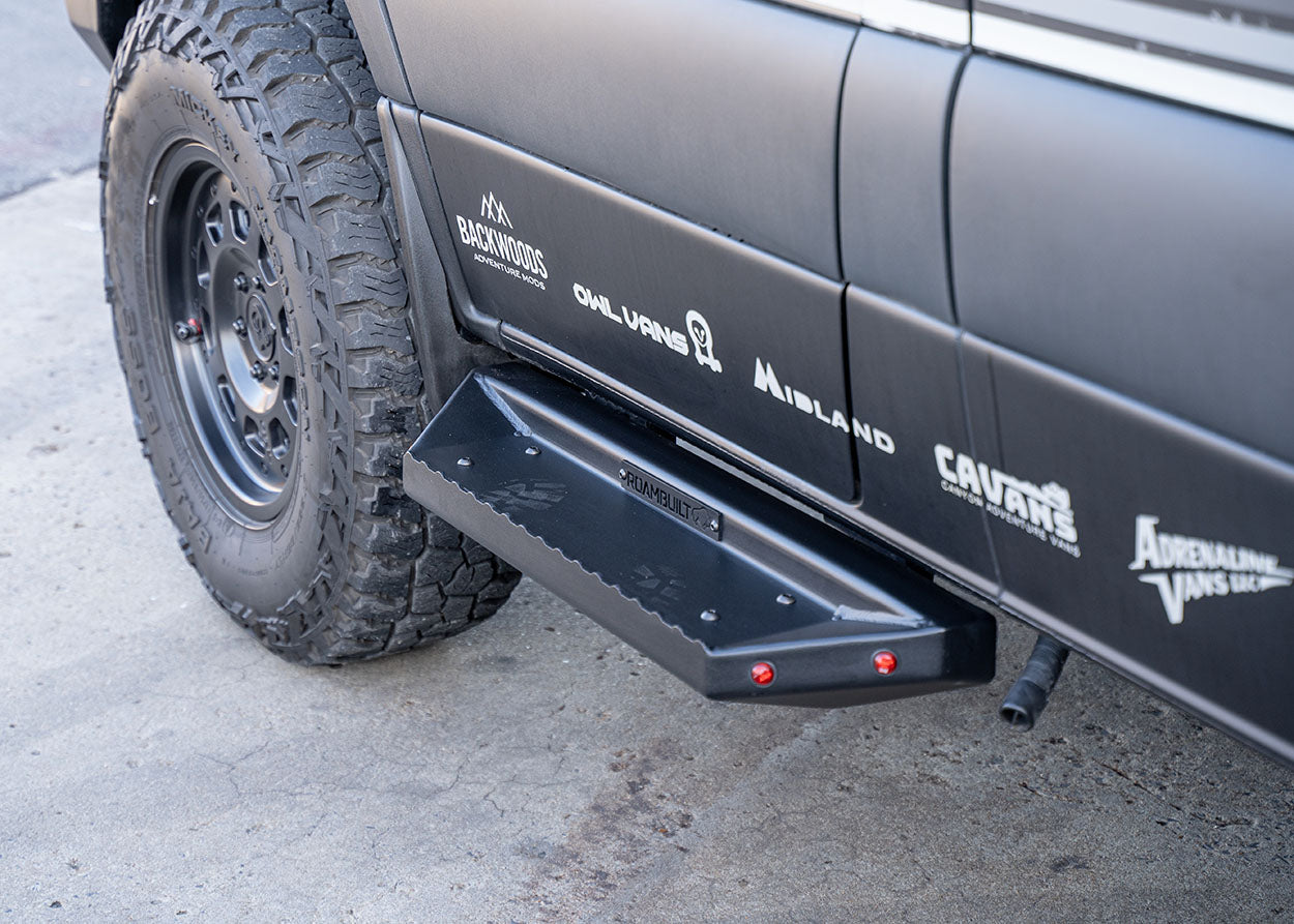 Universal ROAMBUILT flat short side step for Mercedes Sprinter – fits driver or passenger side; black aluminum with raised grip edge for traction.